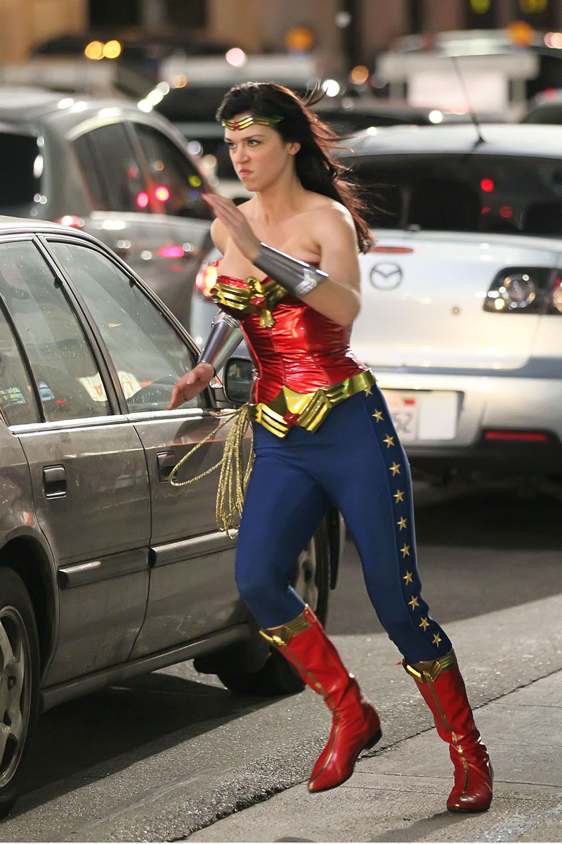Illustration for article titled See the new and improved Wonder Woman costume in action